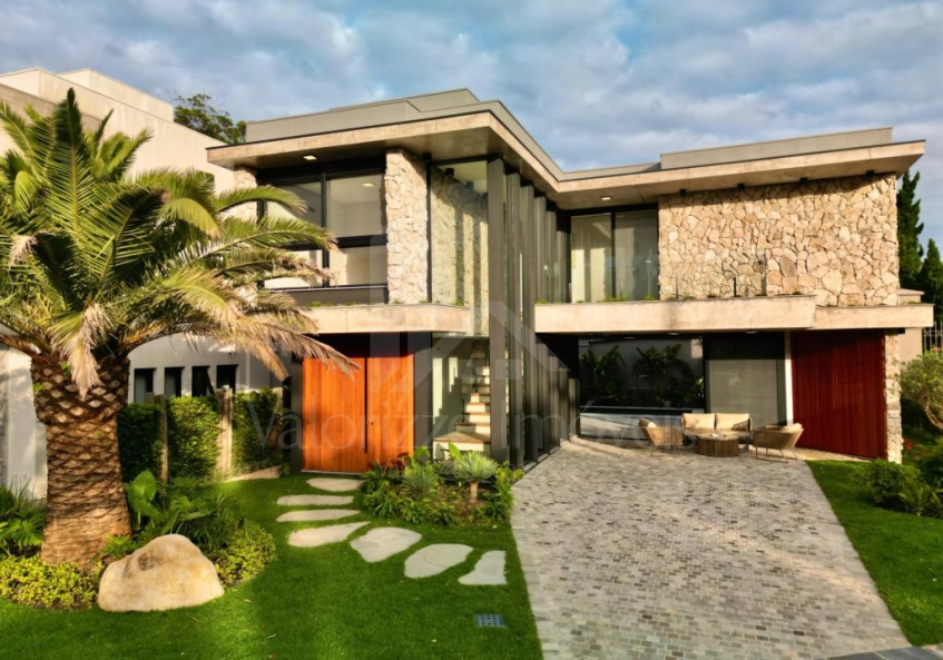 Casa em Condominio 4 dormitorios
