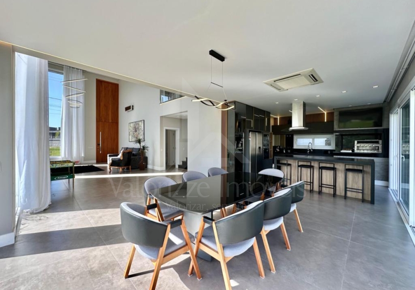 Casa em Condominio 4 dormitorios