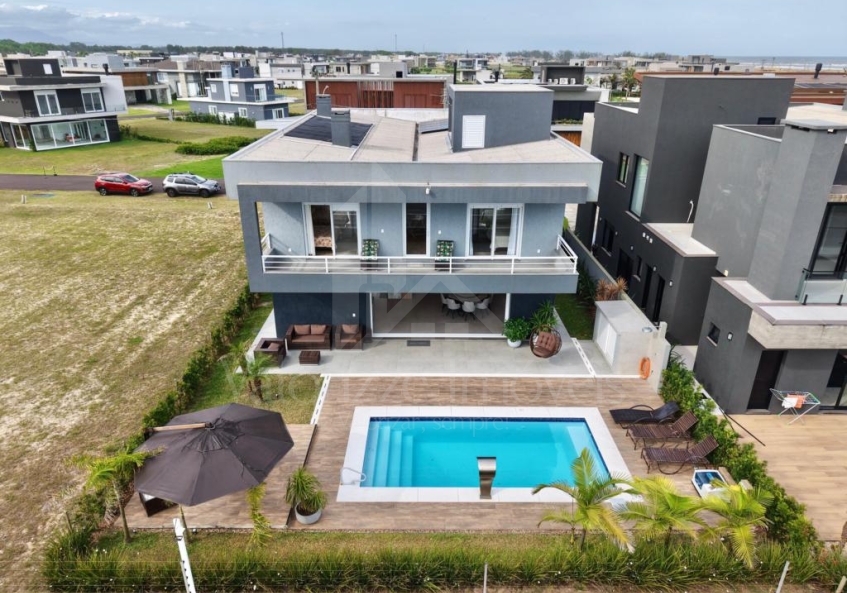 Casa em Condominio 5 dormitorios