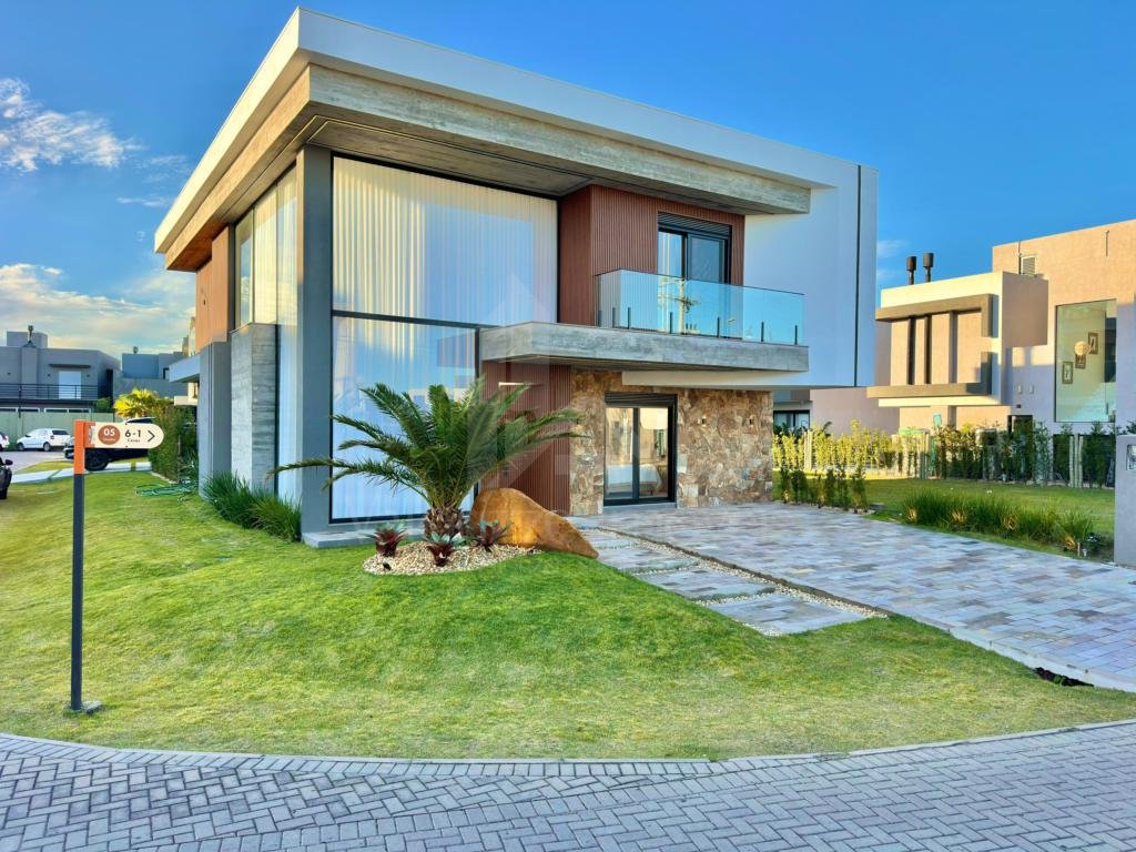 Casa em Condominio 4 dormitorios