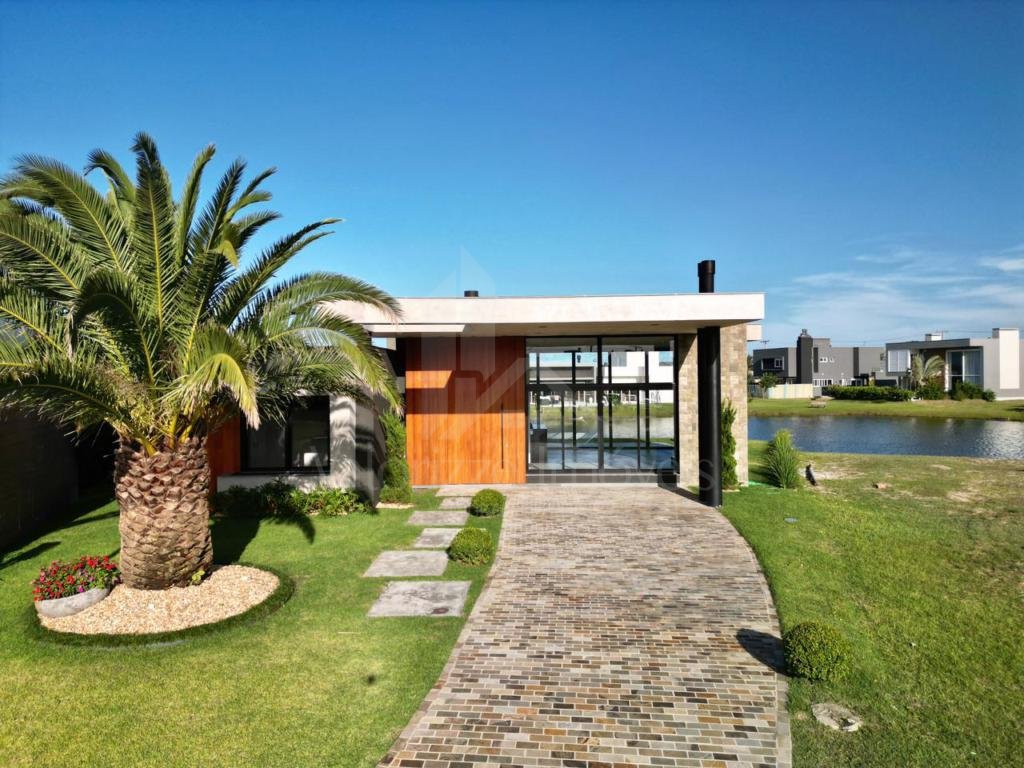 Casa em Condominio 4 dormitorios