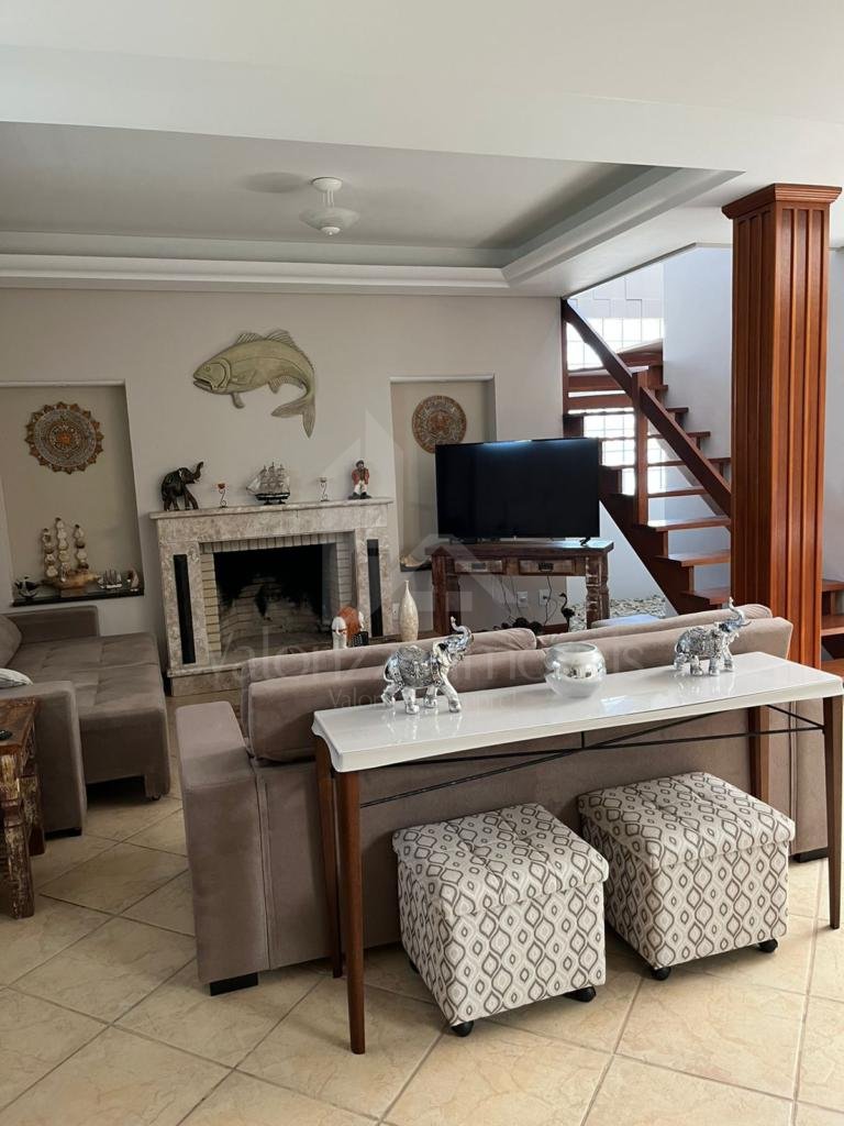 Casa em Condominio 4 dormitorios