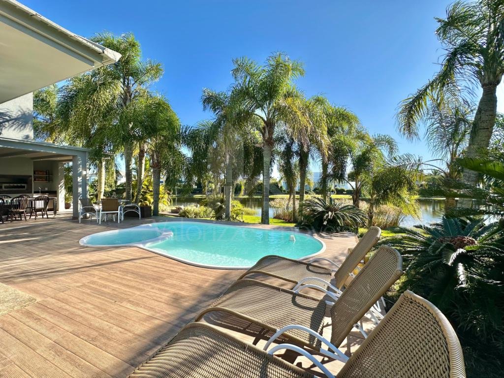 Casa em Condominio 5 dormitorios