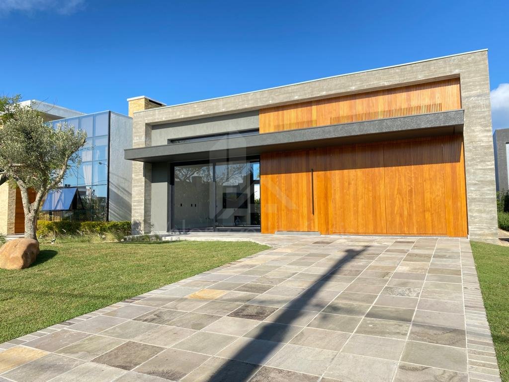 Casa em Condominio 4 dormitorios