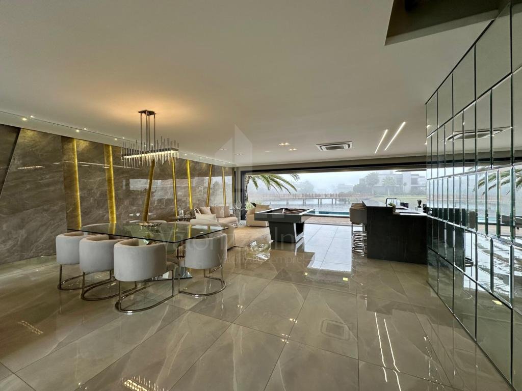 Casa em Condominio 5 dormitorios