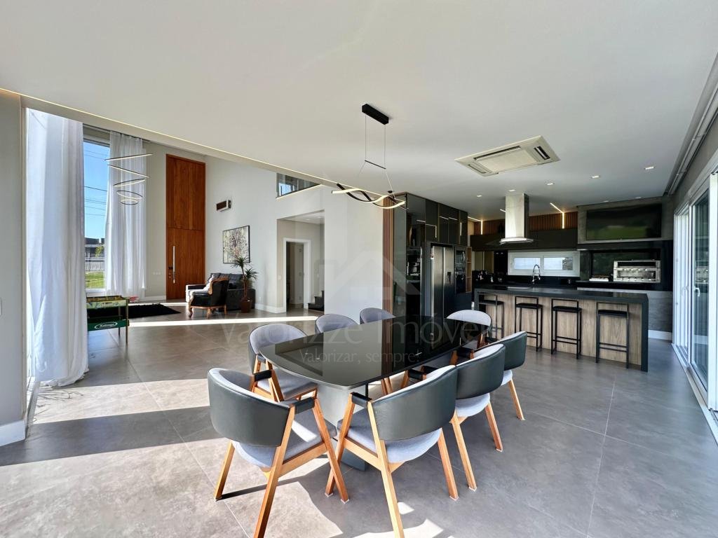 Casa em Condominio 4 dormitorios