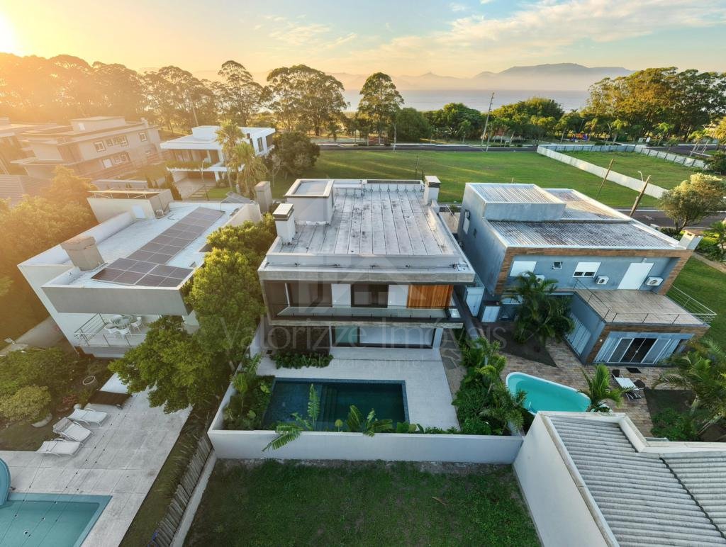 Casa em Condominio 5 dormitorios