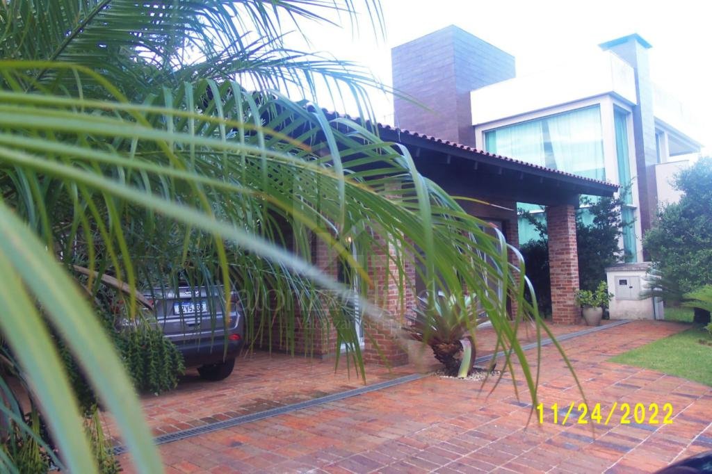 Casa em Condominio 5 dormitorios