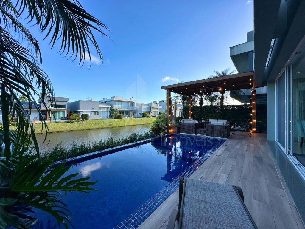 Casa em Condominio 5 dormitorios