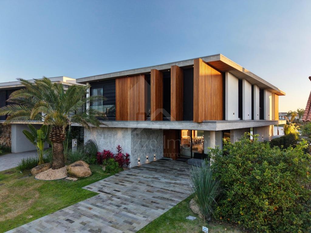 Casa em Condominio 6 dormitorios