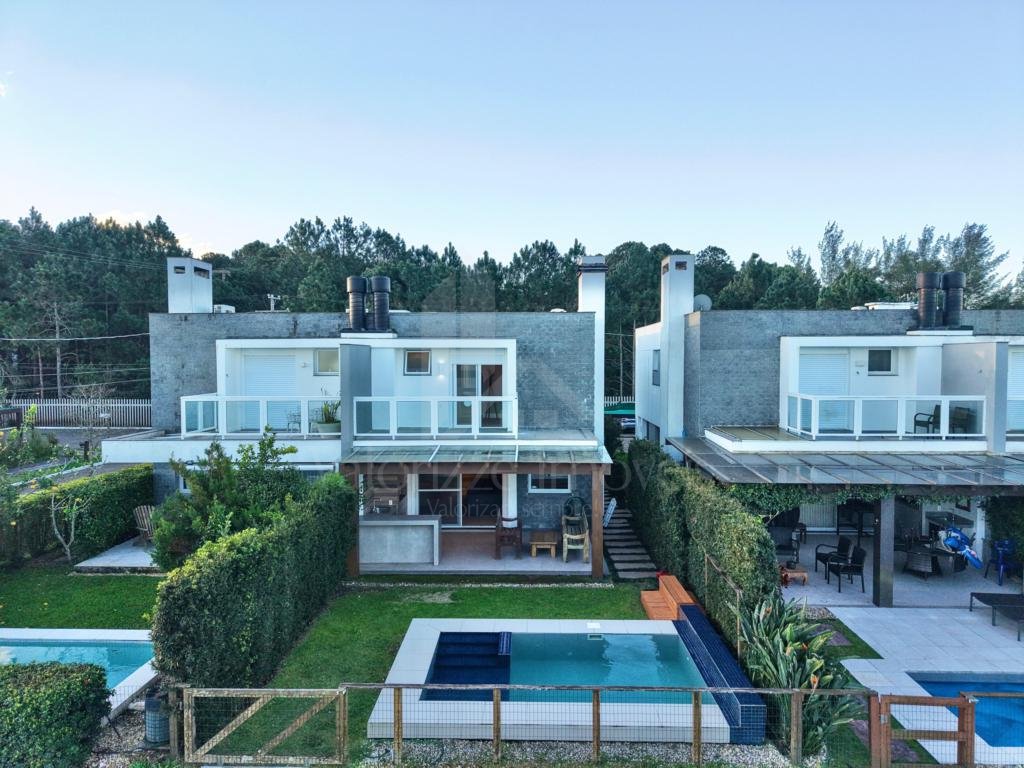 Casa em Condominio 4 dormitorios