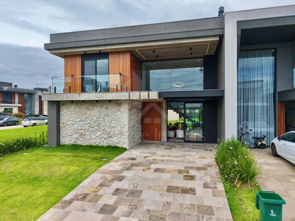 Casa em Condominio 4 dormitorios