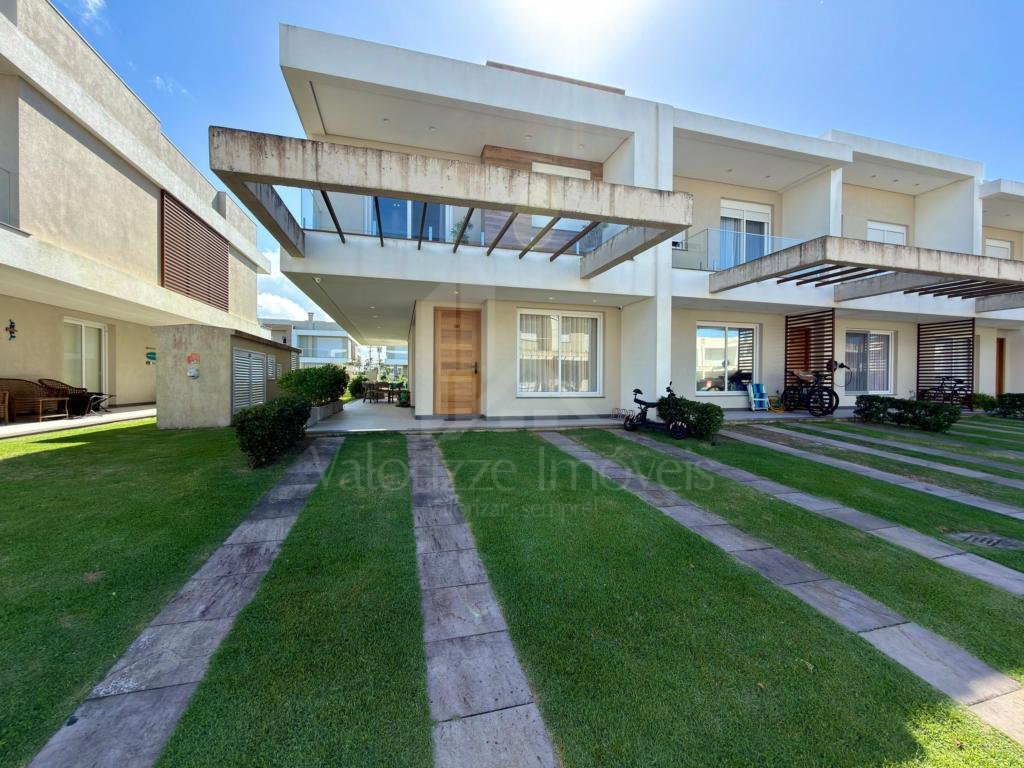 Casa em Condominio 4 dormitorios