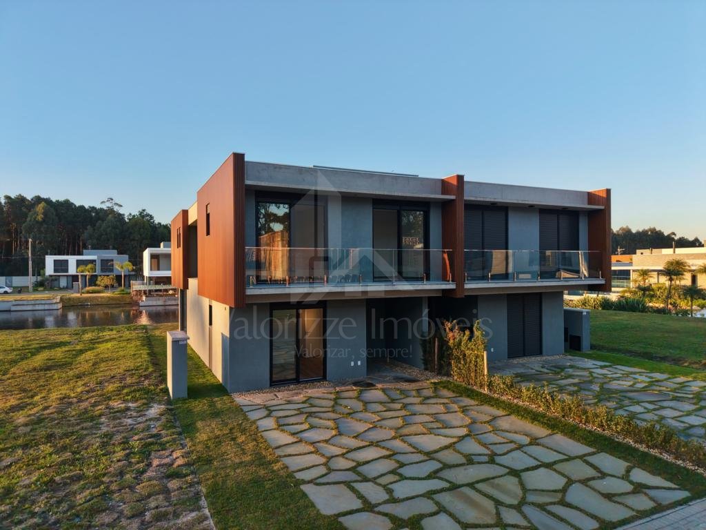 Casa em Condominio 4 dormitorios